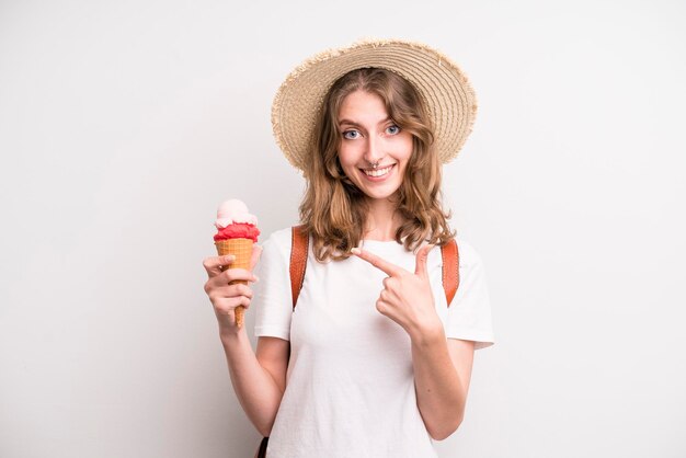 Glace adolescente et concept d'été