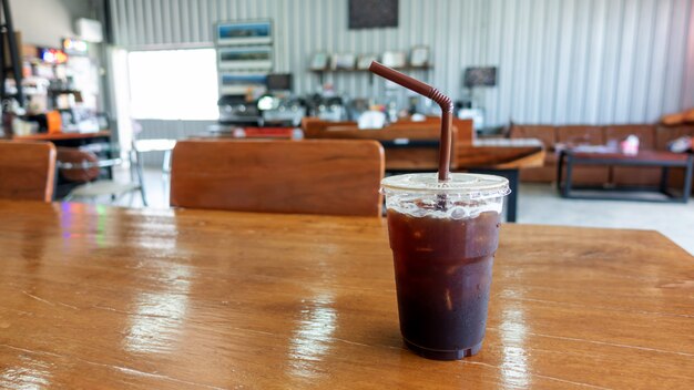 Glacé americano sur une table en bois dans un café.