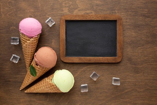 Glace aromatisée sur cônes avec tableau noir