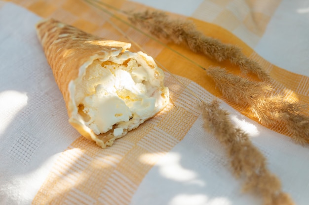 Glace artisanale dans un cornet gaufré sur une serviette en lin par une chaude journée d'été