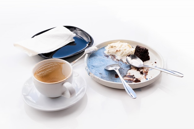 Glace sur une assiette et une tasse de café