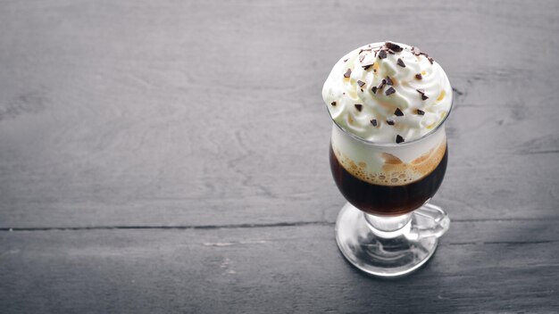 Glace au café avec glace et crème Sur un fond en bois Vue de dessus Espace libre pour votre texte