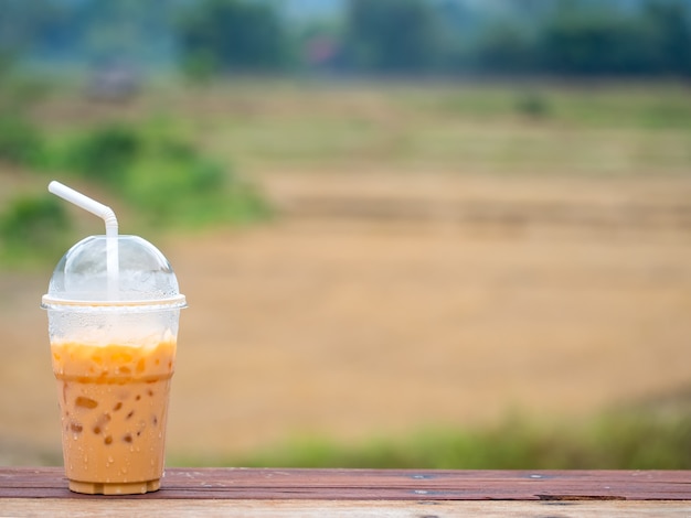 Glace au café sur la paille dans les champs de montée