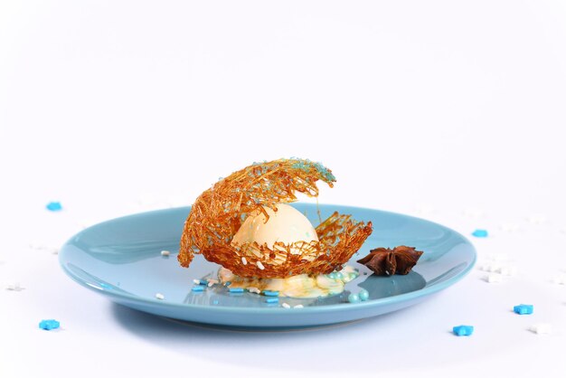 Glace au caramel au sucre sur une plaque bleue