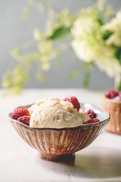 Glace au caramel aux framboises