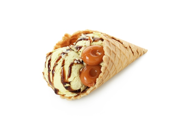 Glace au caramel isolé sur fond blanc