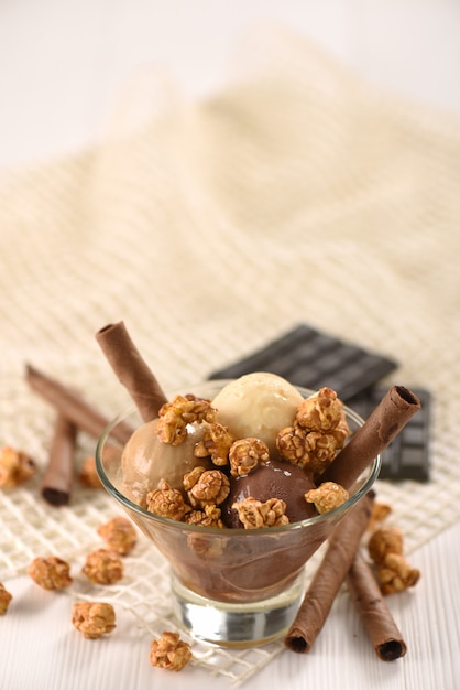 Glace au chocolat aux arachides