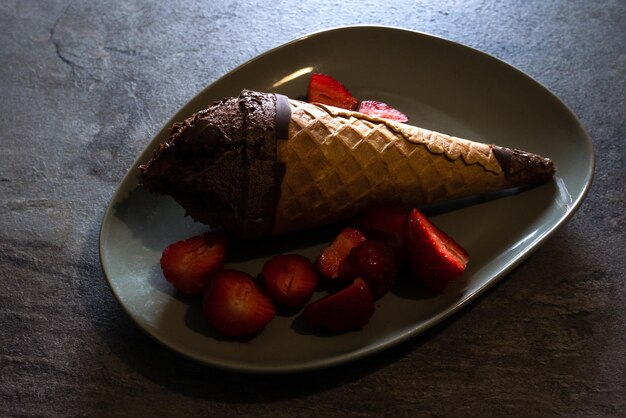 Glace au chocolat aux fraises Délicieux dessert d'été