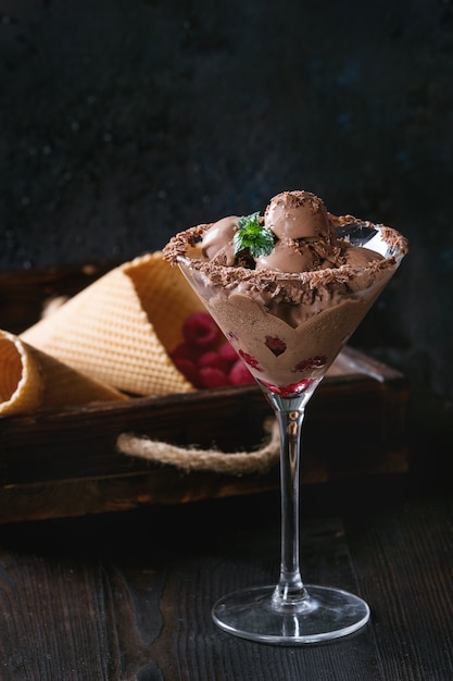 Glace au chocolat aux framboises