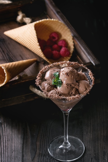 Glace au chocolat aux framboises