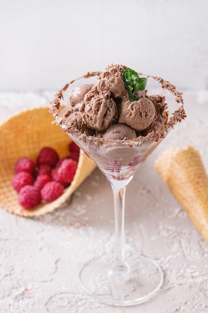 Glace au chocolat aux framboises