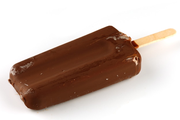 Glace au chocolat sur un bâton