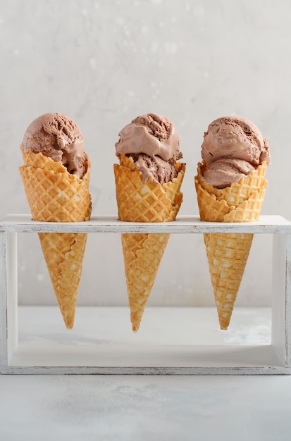 Glace au chocolat en cornet gaufré sur béton gris