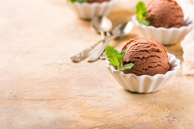 Glace au chocolat dans un bol blanc.