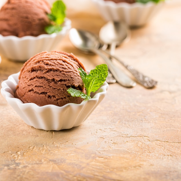 Glace au chocolat dans un bol blanc.