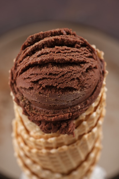 Glace au chocolat dans un cornet gaufré. Prise de vue macro