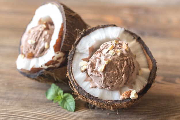 Glace au chocolat dans les moitiés de noix de coco