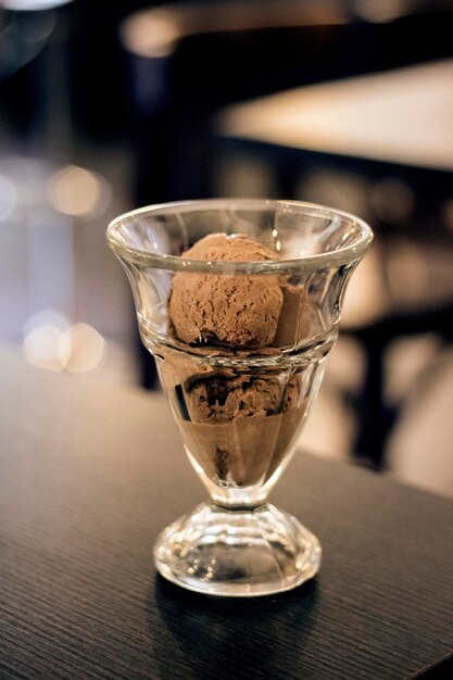 Glace au chocolat dans un verre transparent