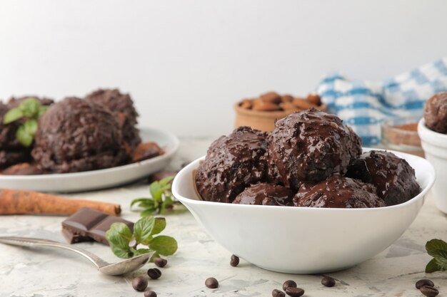 Glace au chocolat avec du chocolat liquide et des bâtons de cannelle.