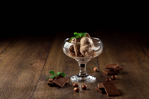 Glace au chocolat faite maison avec des feuilles de menthe