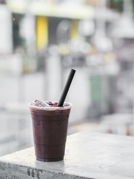 Glacé au chocolat sur fond blanc au café