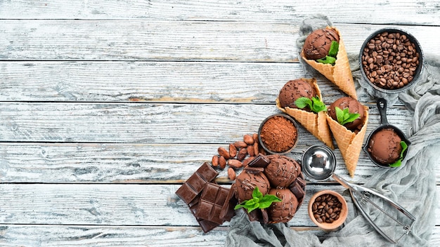 Glace au chocolat sur un fond en bois blanc Vue de dessus Espace libre pour votre texte