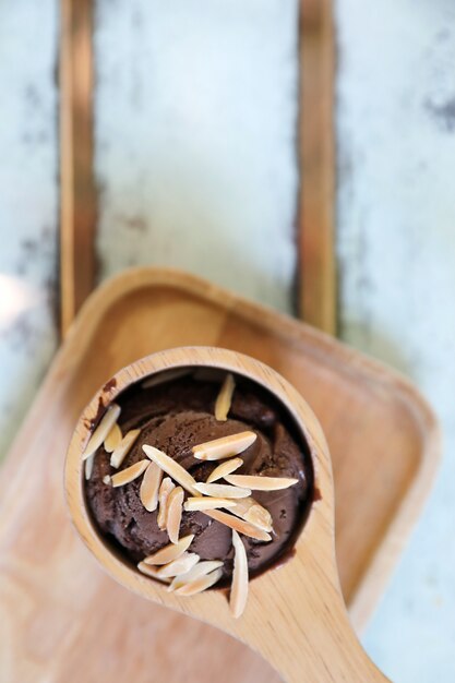 Glace au chocolat sur fond de bois