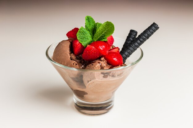 Glace au chocolat avec fraises fraîches