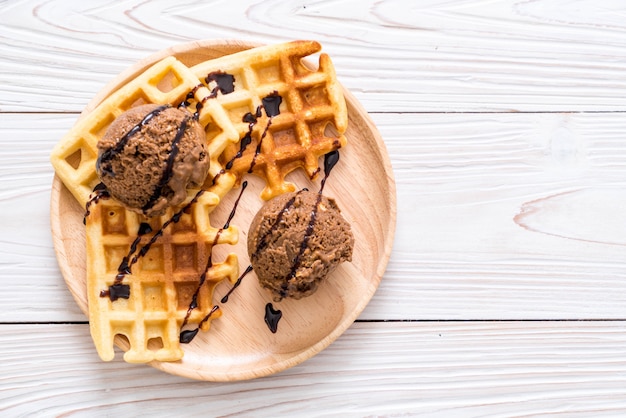 glace au chocolat avec gaufre