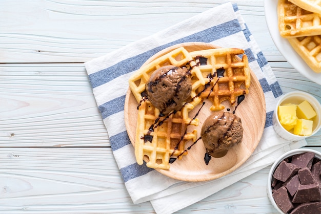 glace au chocolat avec gaufre