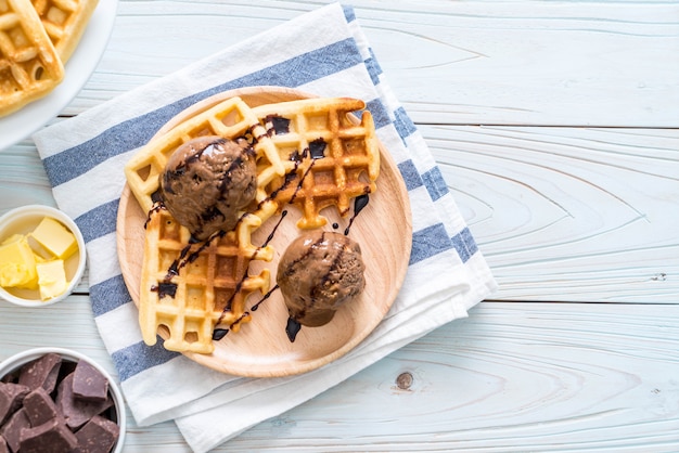 Photo glace au chocolat avec gaufre