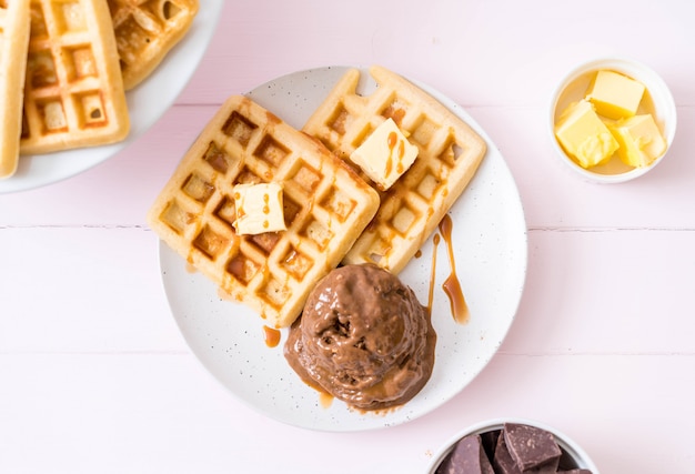 glace au chocolat avec gaufre