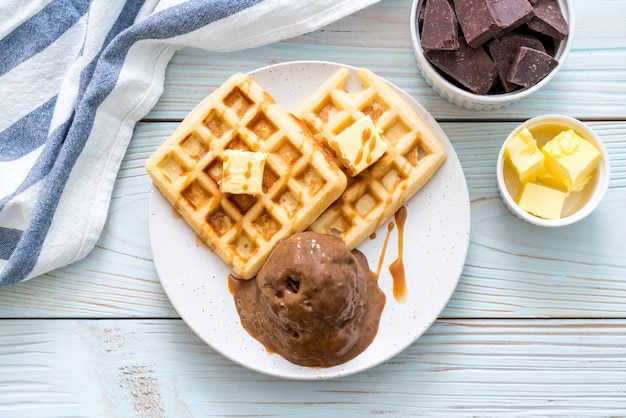 glace au chocolat avec gaufre