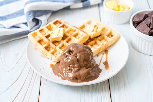 Glace Au Chocolat Avec Gaufres