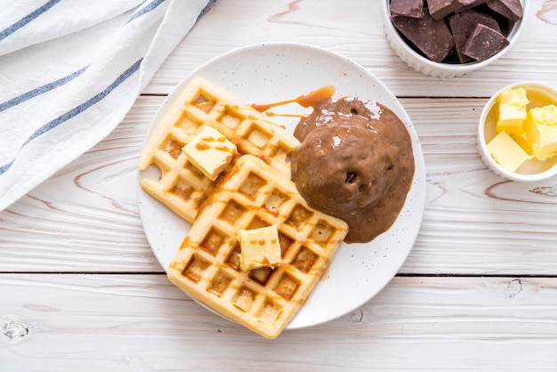 glace au chocolat avec gaufres