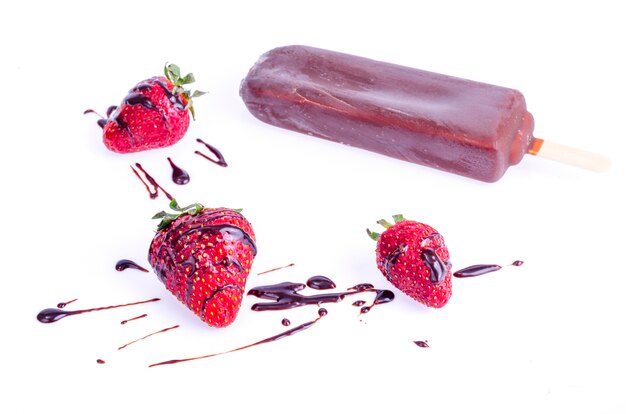 Glace au chocolat glaçage sur bâton avec fraises et menthe