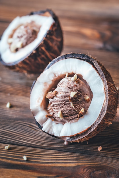 Glace au chocolat en moitiés de noix de coco