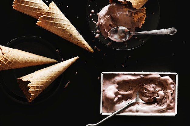 Glace au chocolat noir et cornets