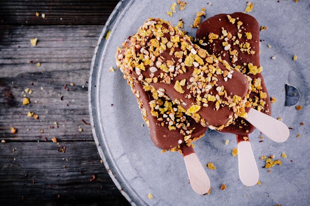 Glace au chocolat popsicle sur fond rustique