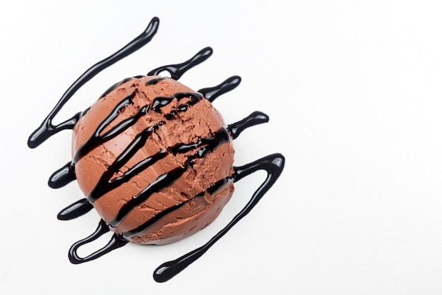 Glace au chocolat avec sauce au chocolat avec fond blanc