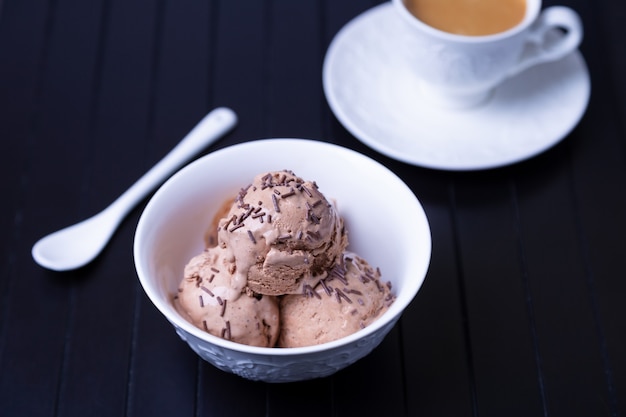 Glace au chocolat avec saupoudrage de chocolat