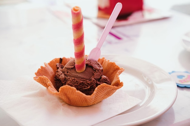 Glace au chocolat servie sur gaufrette croustillante