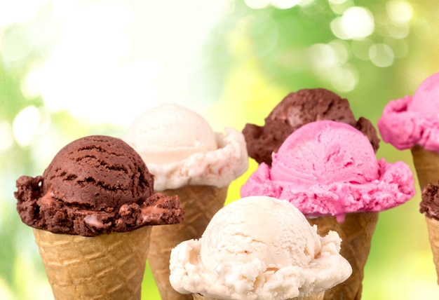 Glace au chocolat, vanille et fraise dans les cornets