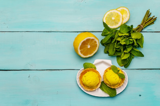 Glace au citron à la menthe sur une plaque