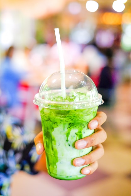 Photo glace au thé vert matcha dans un verre