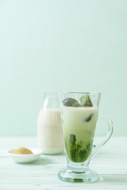 glace au thé vert matcha avec lait