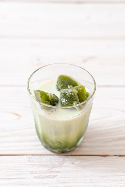 glace au thé vert matcha avec lait