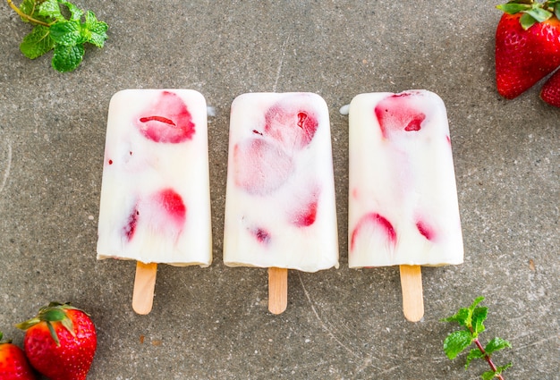 Photo glace au yaourt et aux fraises maison