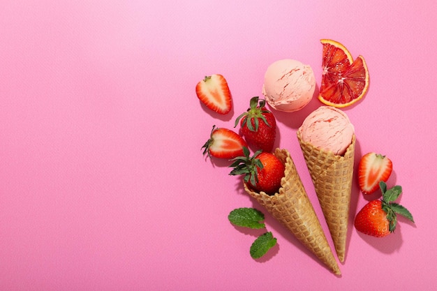 Glace aux agrumes à la fraise sur un espace de fond rose pour le texte