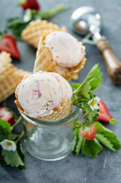 Photo glace aux fraises avec des baies fraîches